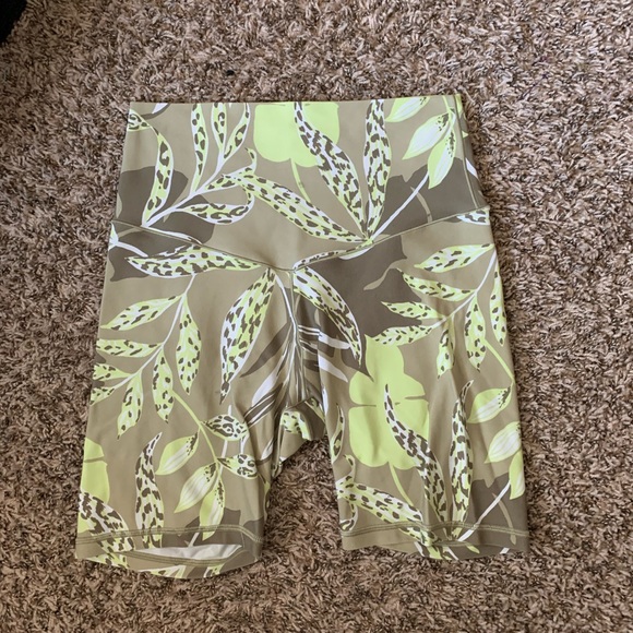 Offline by Aerie Real Me Bike Shorts Keylime Large - Picture 3 of 5